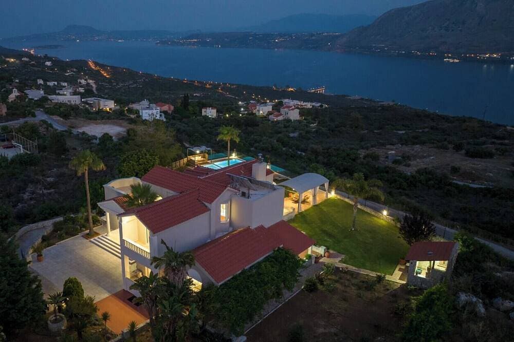 Foto 11 von 30: Breathtaking view*Private Heated Pool*15 sleeps*BBQ*390m2