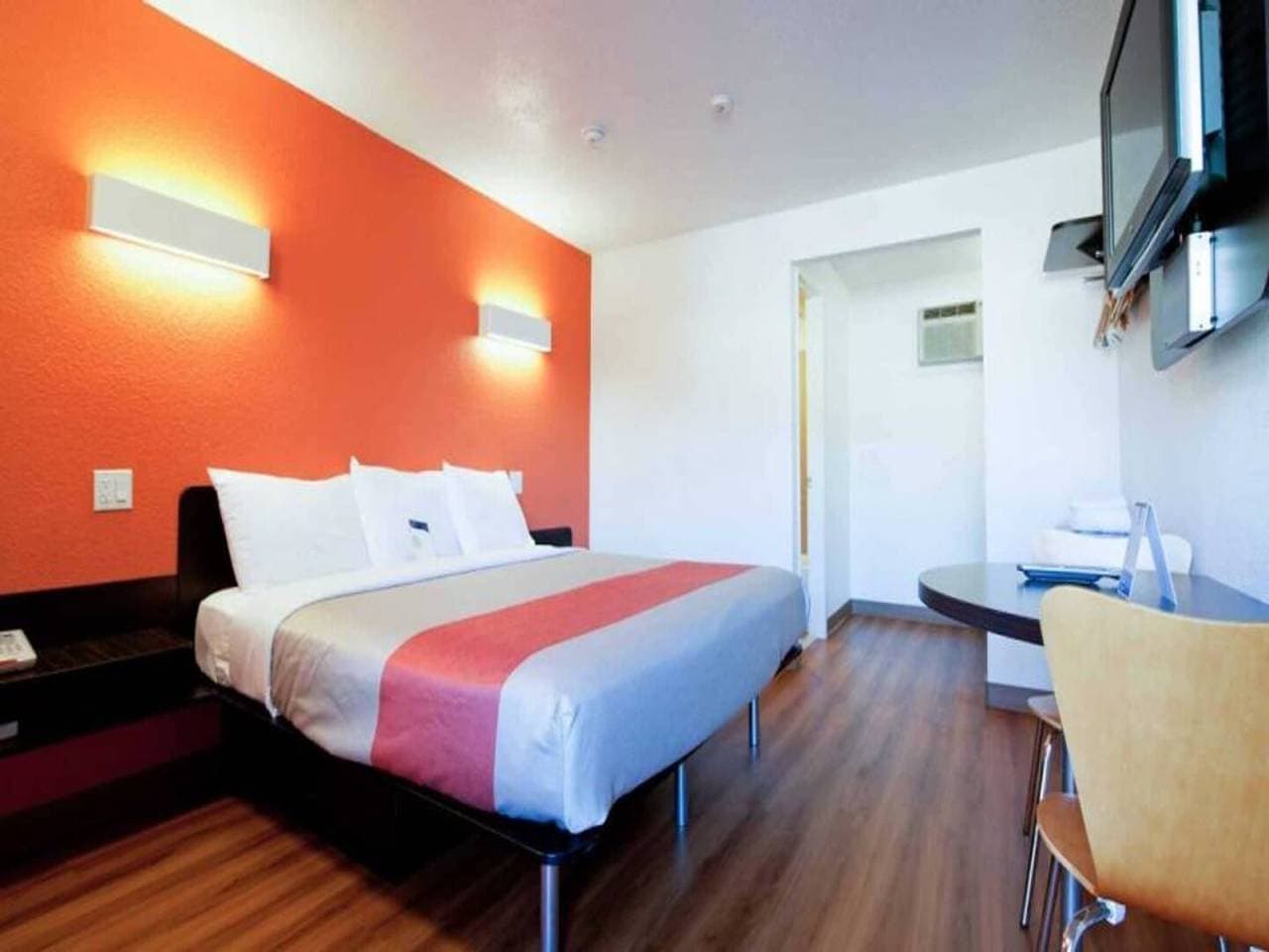 Foto 3 von 15: 1 Kingsize-Bett | Mobilitätshilfe | Badewanne, Nsmk