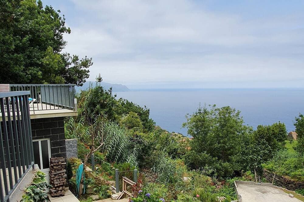 Foto 10 von 30: Das Chalet Terra Vieira hat einen Blick auf die Berge und das Meer