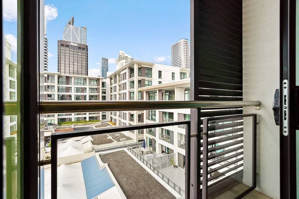 Foto 10 von 16: Waterside Studio Apt | Viaduct Views | Balcony