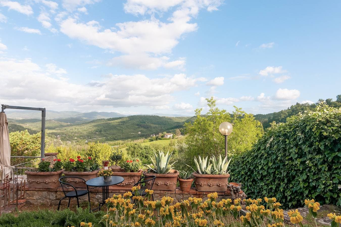 Foto 4 von 29: Podere Salceto – Terrasse mit Chianti-Blick, authentisches Toskana-Erlebnis