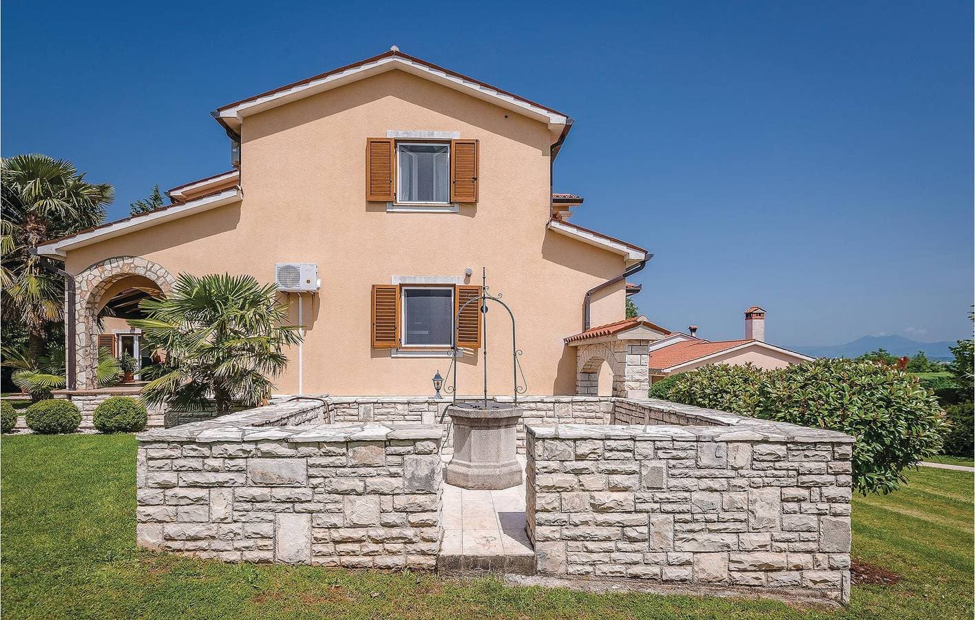 Foto 11 von 82: Gemütliche 2-Zimmer-Wohnung mit Terrasse in der Nähe des Stadtzentrums von Raša und des Flusses
