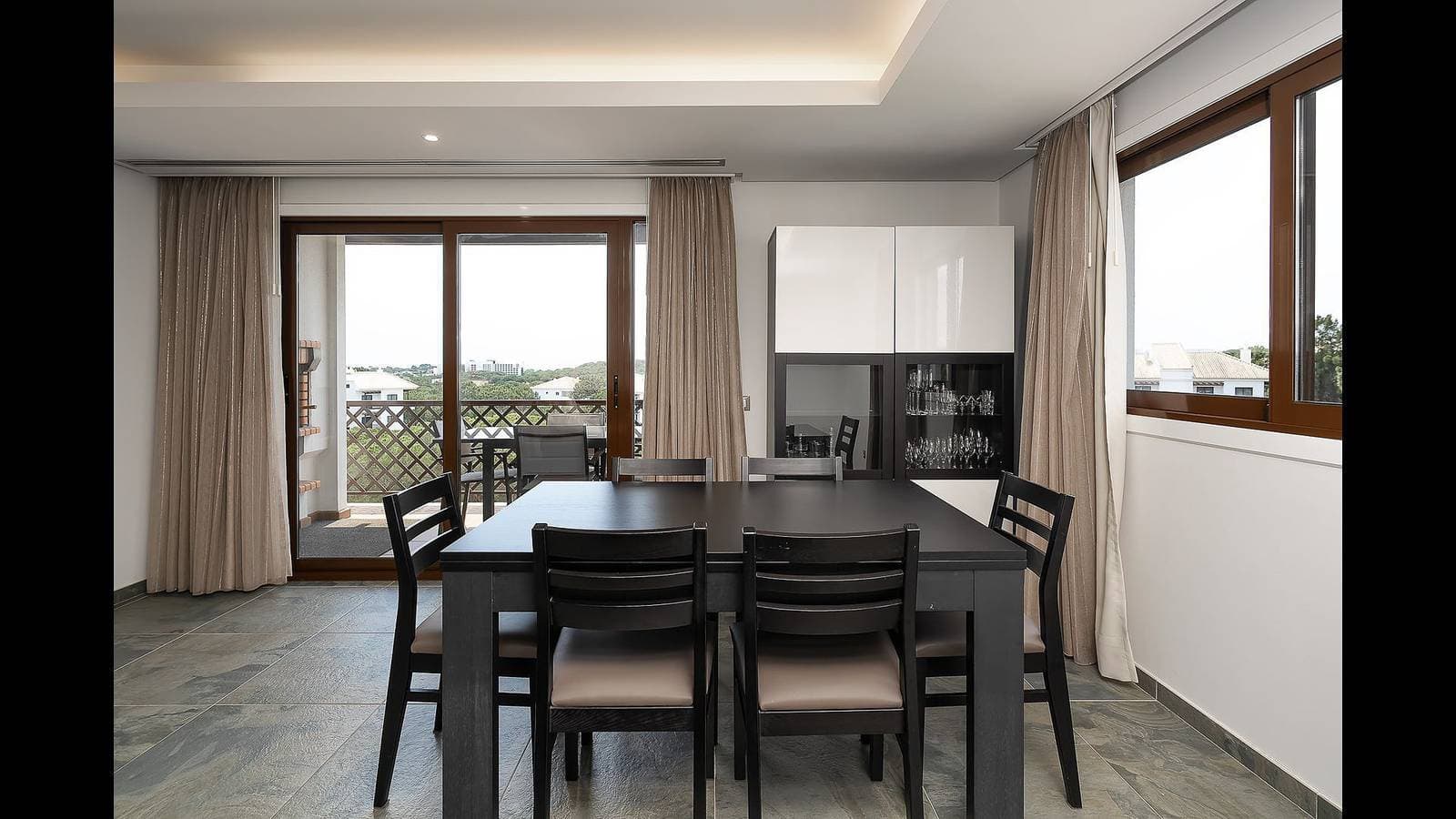 Foto 11 von 26: Elegance Apartment W/ Balcony & Pool by LovelyStay