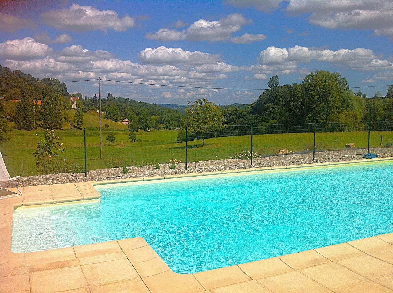 Foto 8 von 29: Gästezimmer „La Ferme De La Croix D’Allon“ mit Pool, Garten und gemeinsamem WLAN