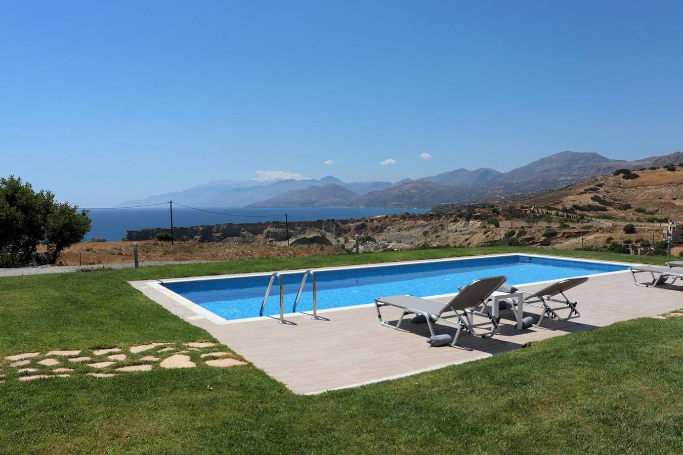 Foto 7 von 41: Weiter Blick auf Landschaft und Meer, Pool, 4 Pers. | Ferienhaus Triopetra, Kreta