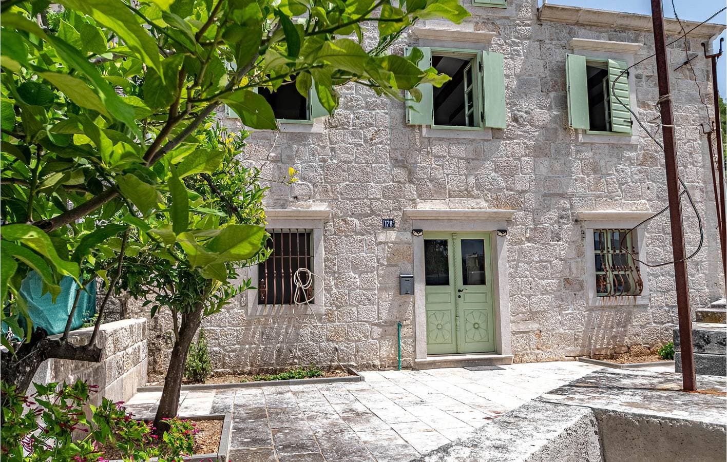 Foto 2 von 45: Moderne 170 m² große Wohnung mit Pool, Terrasse und 2,5 km Entfernung zum Strand
