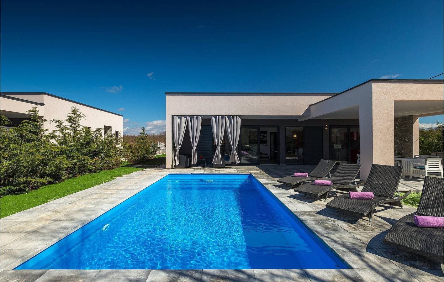 Foto 9 von 40: Geräumige 2-Zimmer-Wohnung mit Pool, Parkplatz und WLAN in der Nähe von Restaurants und dem Stadtzentrum