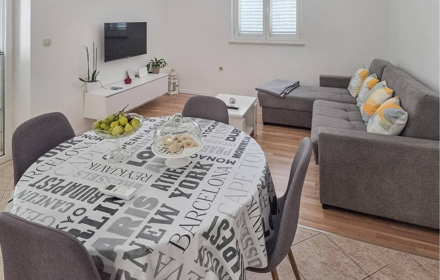Foto 5 von 11: Charmante 2-Zimmer-Wohnung mit WLAN, Terrasse und Parkplatz in der Nähe des Strandes von Žrnovska Banja