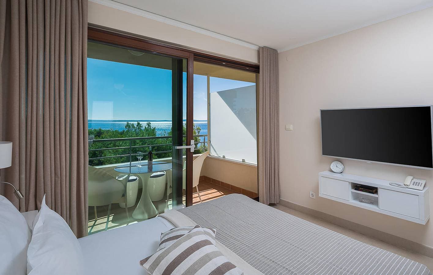 Foto 10 von 19: Apartment mit Meerblick, Pool und Terrasse, 2 km vom Strand Strobec entfernt