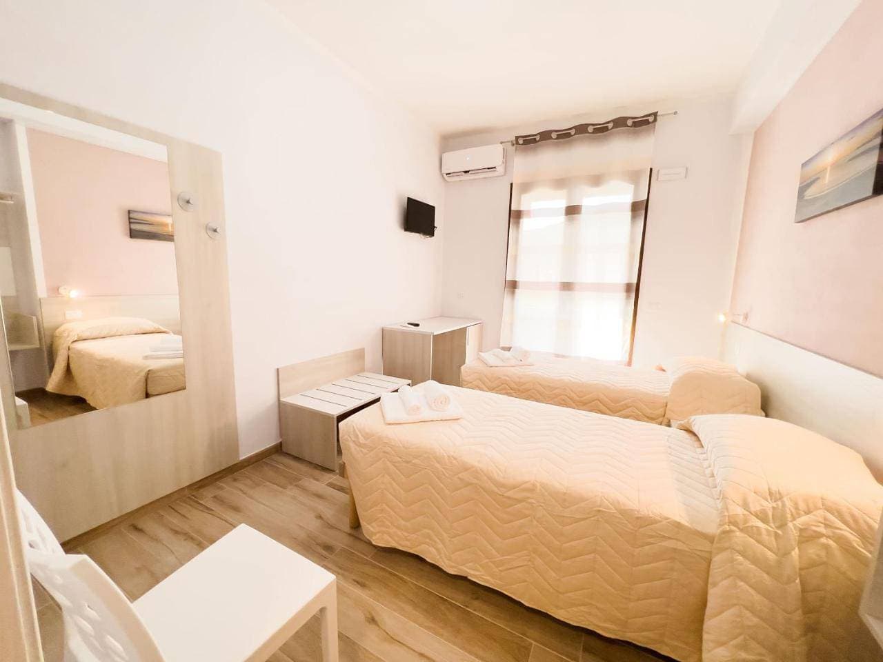 Foto 6 von 15: Twin Room with Private Bathroom