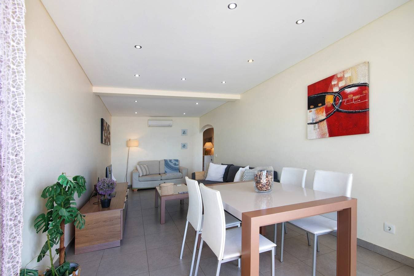 Foto 6 von 21: Apartment 'Quarteira Modern Flat' mit Meerblick, WLAN und Klimaanlage
