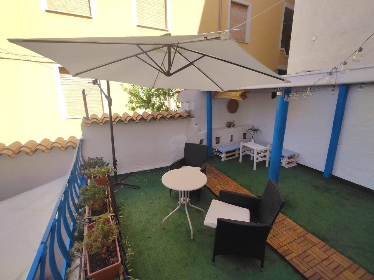 Foto 5 von 39: Garten, Terrasse und Privatparkplatz
