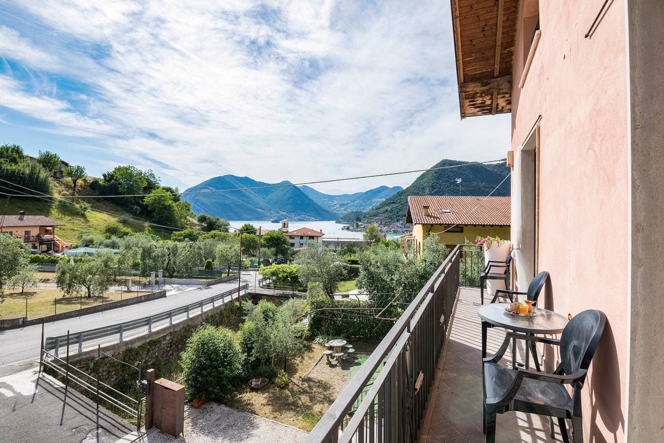 Foto 10 von 33: Ferienwohnung mit Seeblick, Pool, WLAN & Terrasse