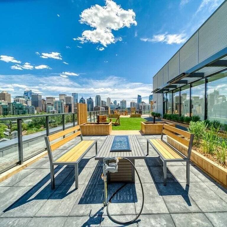 Foto 2 von 49: Vibrant & Modern Condo with Patio near Lrt