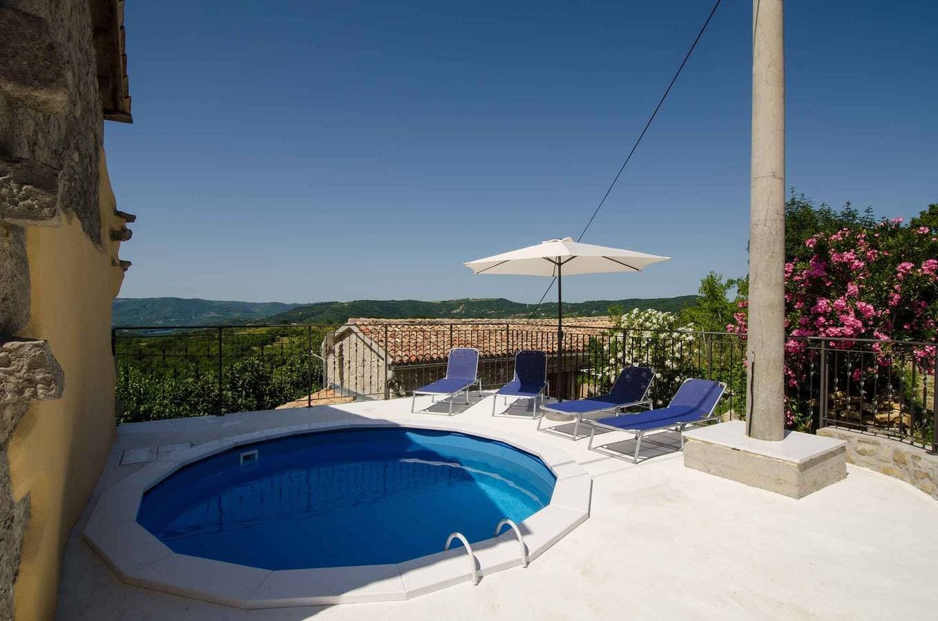 Foto 2 von 26: Ferienhaus mit Pool und Klimaanlage