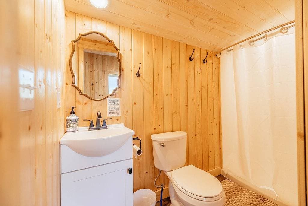 Foto 5 von 19: Off-grid tiny home farm stay with incredible mountain views!