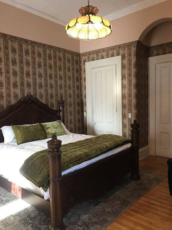 Foto 5 von 13: Historic Mansion, Minutes from Downtown