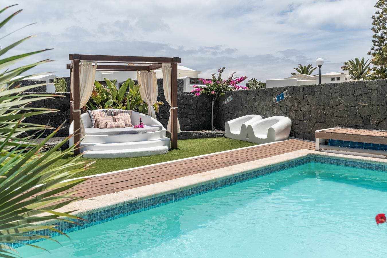 Foto 2 von 30: Ferienvilla 'Faro Park mit privatem Pool', Bergblick, private Terrasse und WLAN