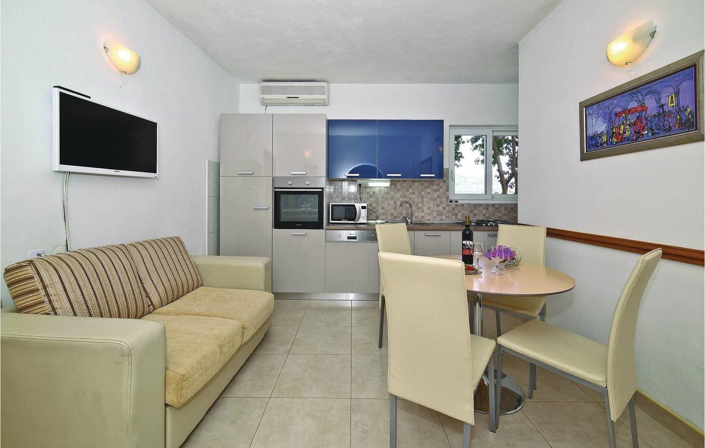 Foto 2 von 29: Gemütliche Ferienwohnung mit Meerblick, Pool, Terrasse und Küche – 2 km vom Strand entfernt
