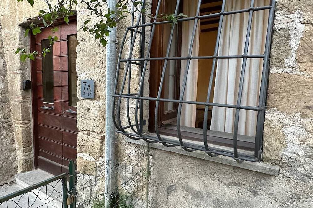 Septà - Pittoresca Casa Vacanze nel Centro Storico Vista Lago, Piccolo Giardino 1