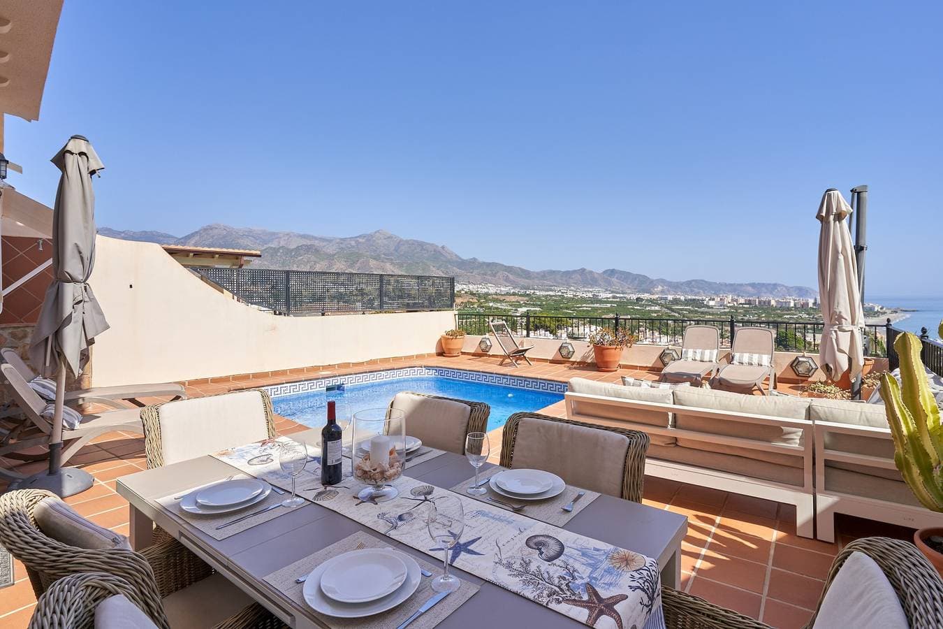Foto 3 von 42: Frisch renovierte Luxusvilla mit Panoramablick, privatem Pool & fußläufig zum Strand