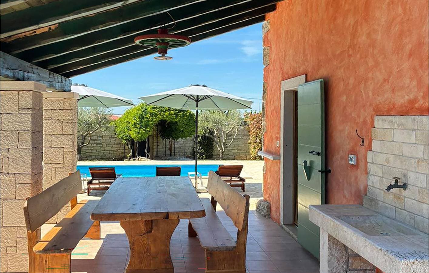 Foto 6 von 31: Geräumige 2-Zimmer-Wohnung mit Pool und Terrasse in der Nähe des Stadtzentrums von Jakovici
