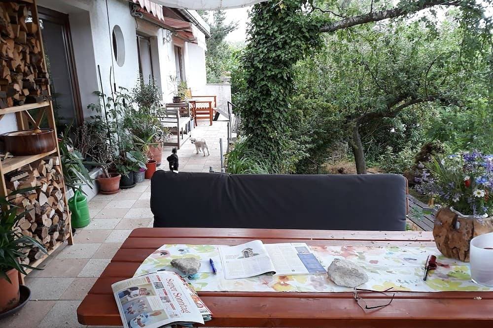 Foto 13 von 15: Bungalow am Stadtrand  mit Terrasse unter Altbaumbestand