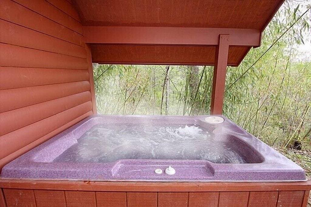 Foto 4 von 16: Über $ 700 in Gratis-Tickets, Herz-Whirlpool, Whirlpool, Kingsize-Bett, Internet, 5 Minuten zum Aquarium