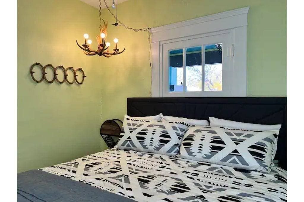 Foto 9 von 20: Boho noc Game Room pets welcome king beds freeW/D