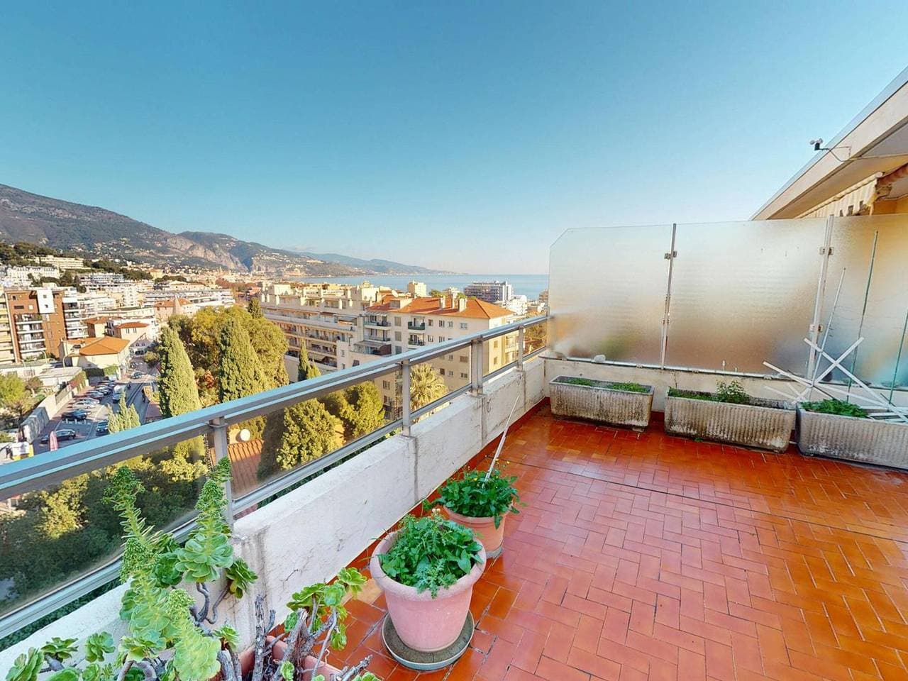 Angenehmes 2Z letzte Etage mit großer Terrasse und Privatparkplatz 1