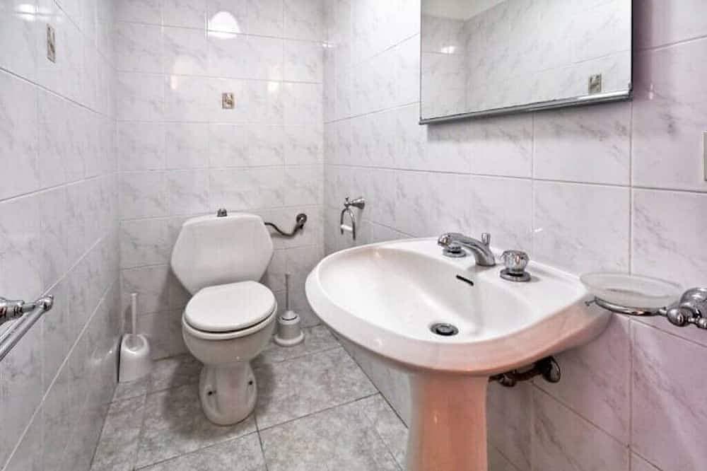 Foto 12 von 27: Stylish & Spacious Townhouse - Walk to Beach & Town