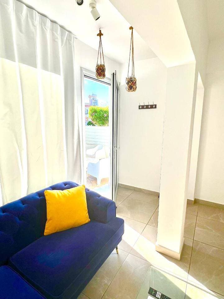 Foto 11 von 28: Seaside Escape - Charming Sunlit 2Br Flat
