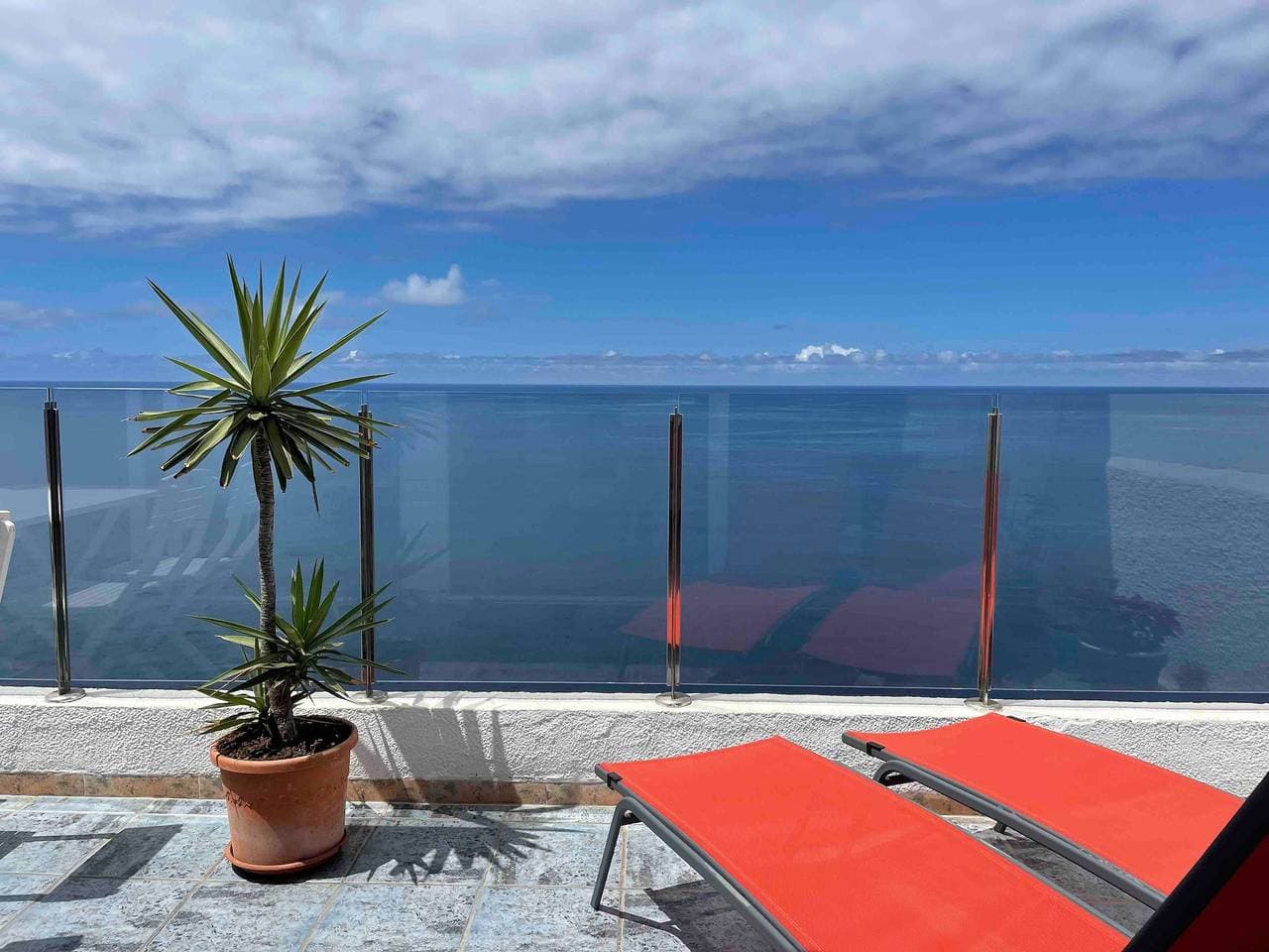 Foto 3 von 31: Ferienwohnung 'Exclusive Views On Top Of The Ocean' mit Meerblick, privater Terrasse & WLAN