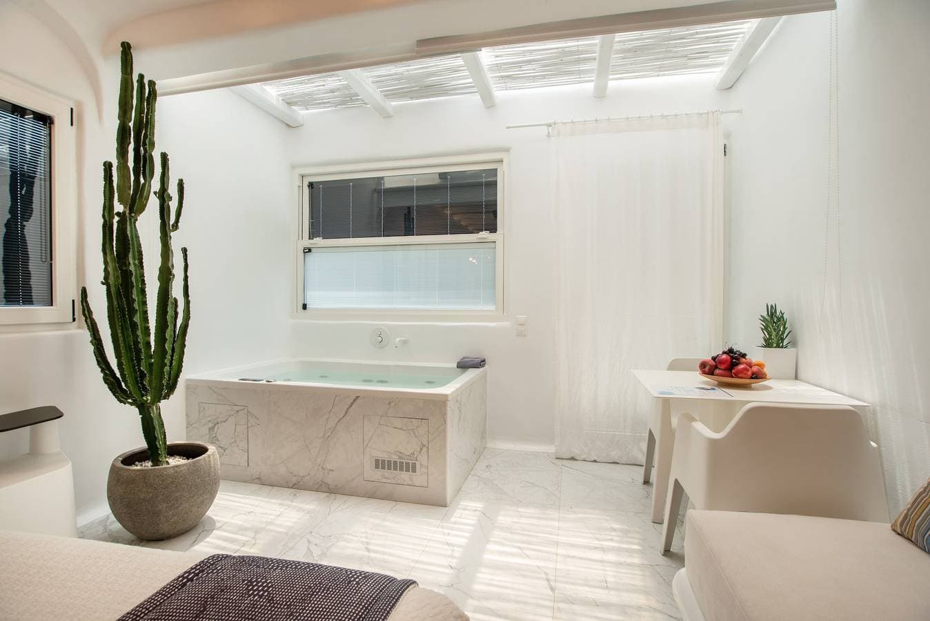 Foto 2 von 31: Apartment 'Narcissus Luxury Suites - Ariadne' mit Meerblick, WLAN und Klimaanlage
