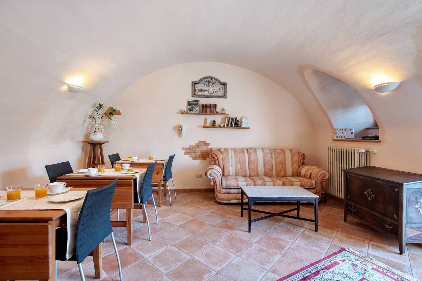 Foto 10 von 39: Bed and Breakfast 'Giardini Di Corte - Dalia' mit Seeblick, WLAN und Klimaanlage