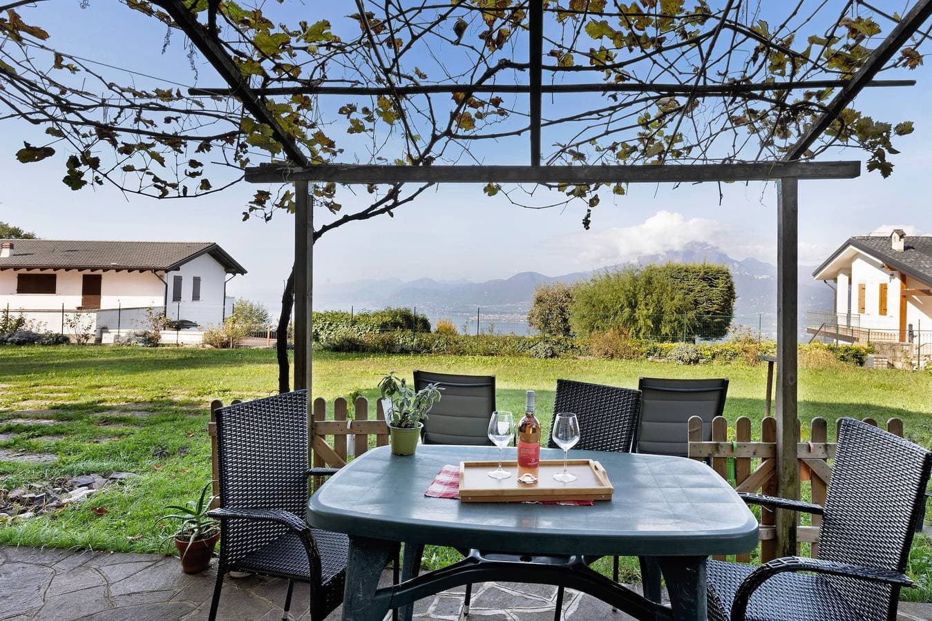 Foto 3 von 27: Monoroom mit Garten- und Seeblick, privater Terrasse und WLAN