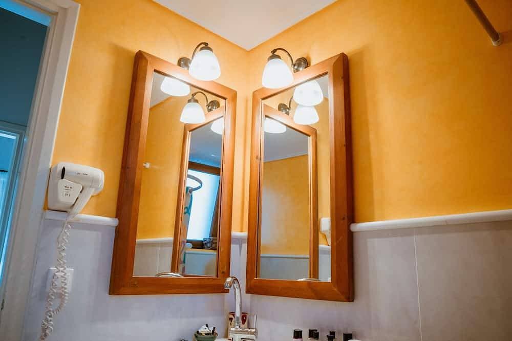 Foto 5 von 23: Waterfront Luxury Stone-built 72sqm Villa in Olive Grove