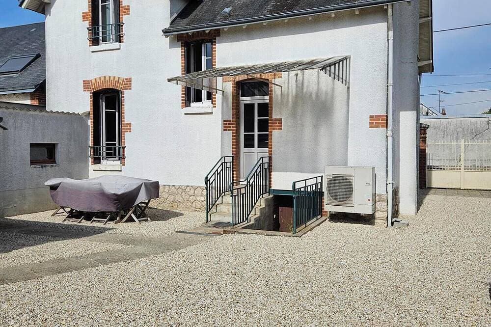 Foto 12 von 17: Town house with courtyard and garden close to shops.