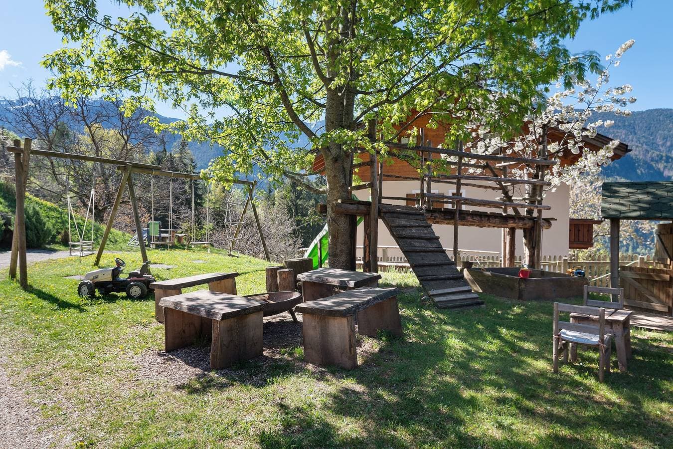 Foto 5 von 41: Chalet „Petrunderhof Herbstparadies“ mit Bergblick, Gemeinschaftsterrasse und WLAN