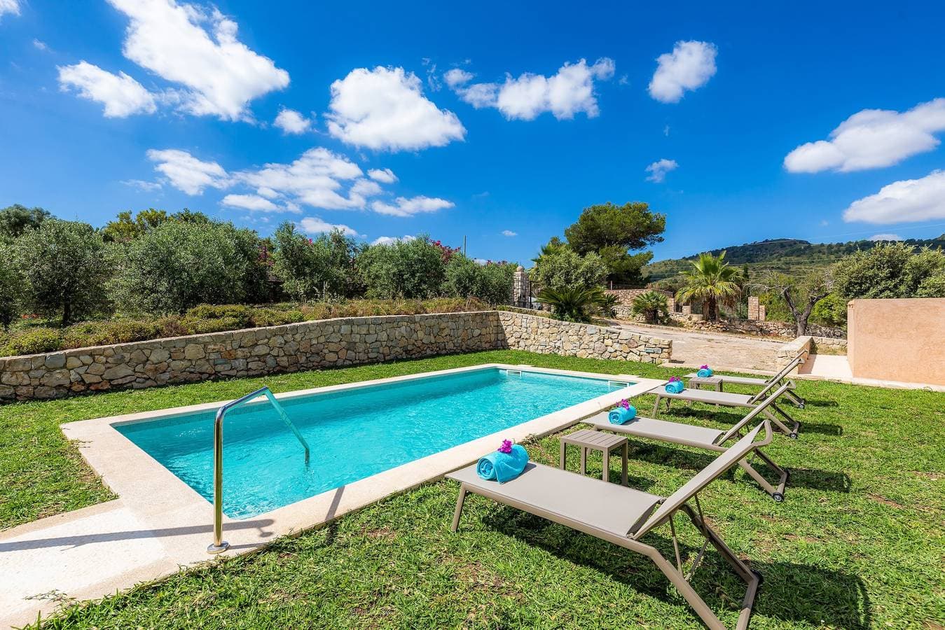 Foto 8 von 32: Ferienhaus "Can Bosco" mit Bergblick, Garten, Pool, Terrassen & WLAN