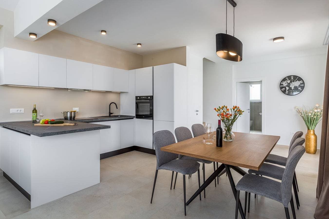 Foto 13 von 39: Neue und hundefreundliche Villa mit Panorama-Meerblick, Privatpool, Grillbereich, Babybett, Waschmaschine