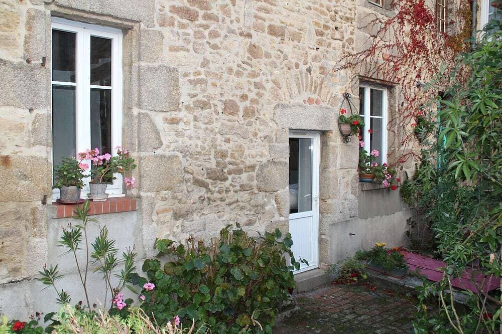 \"Le 37.2\" T1 apartment in quiet city center Pets welcome 1