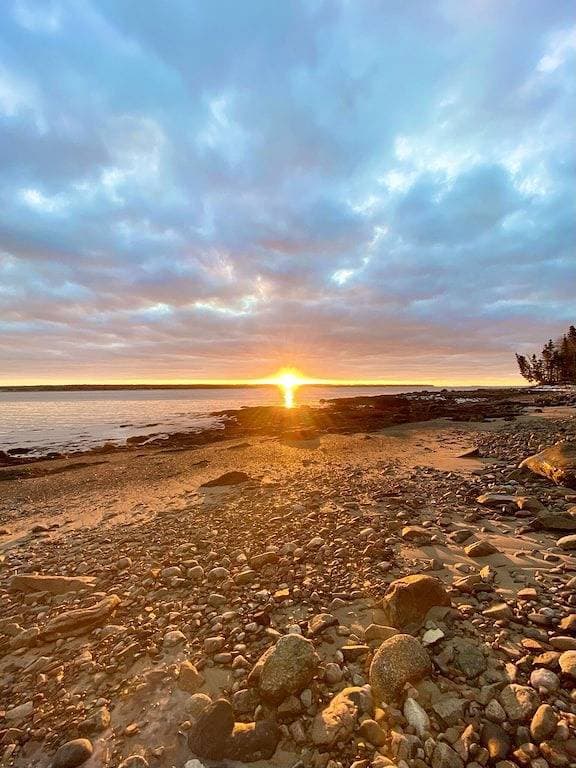 Foto 5 von 29: Beachfront Breezes 20 Steps To Water w/ Beach Firepit & Grill Near Acadia