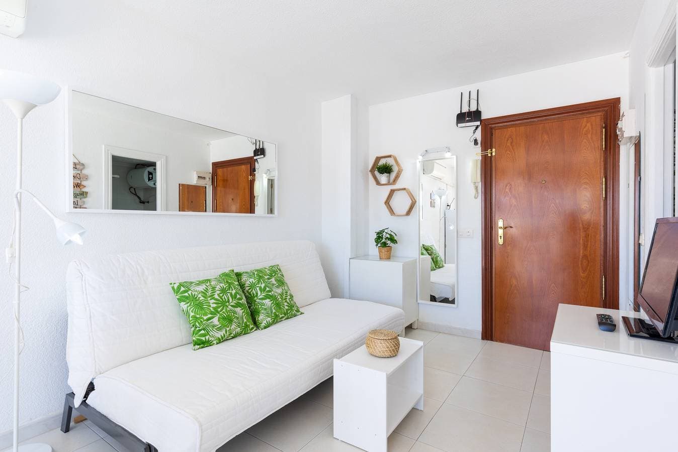 Foto 5 von 22: Sunny Seaside Studio mit Balkon, Klimaanlage und Meerblick