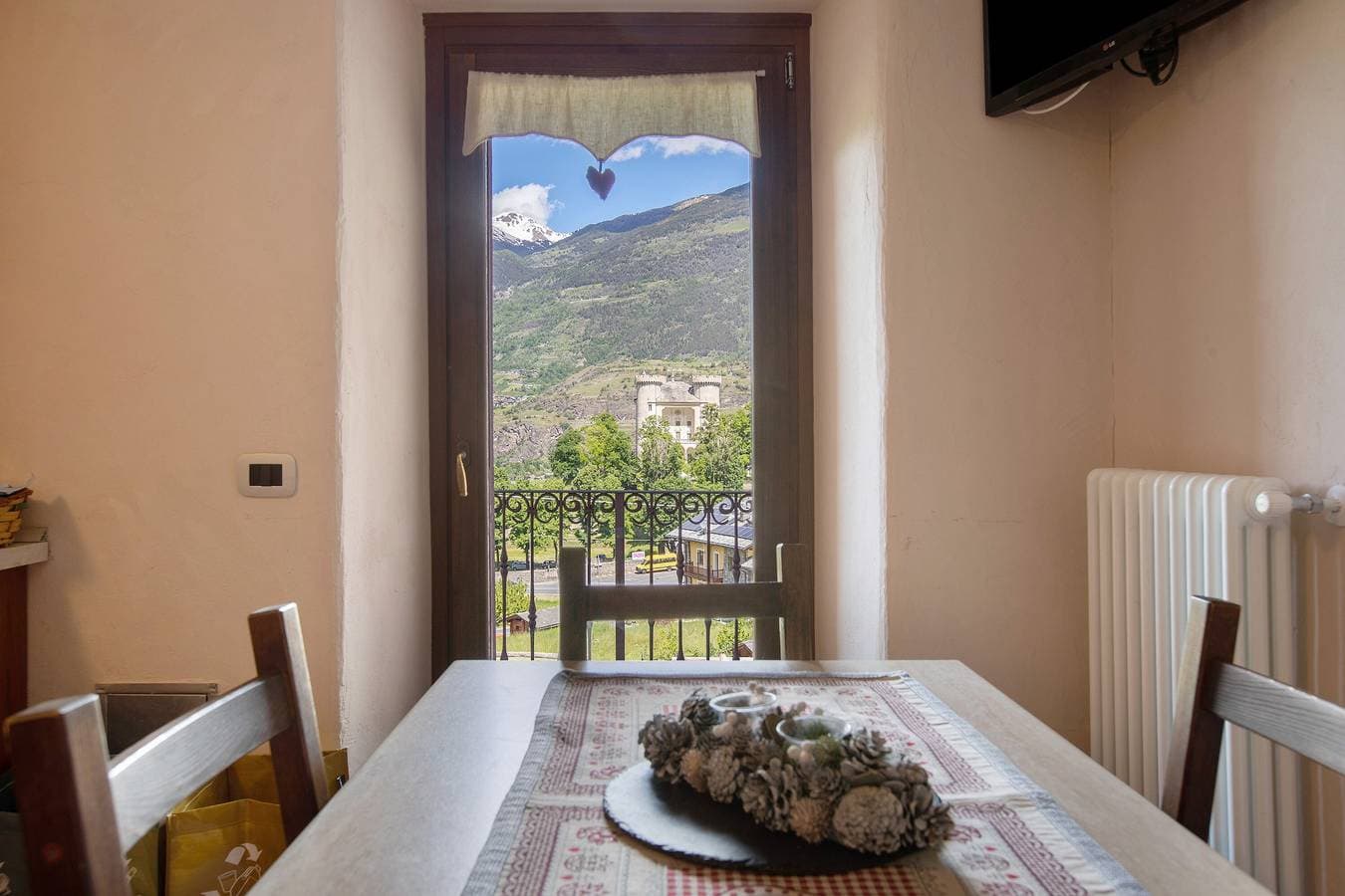 Foto 4 von 29: Ferienwohnung 'La Maison De Deni - Vista Castello' mit Bergblick