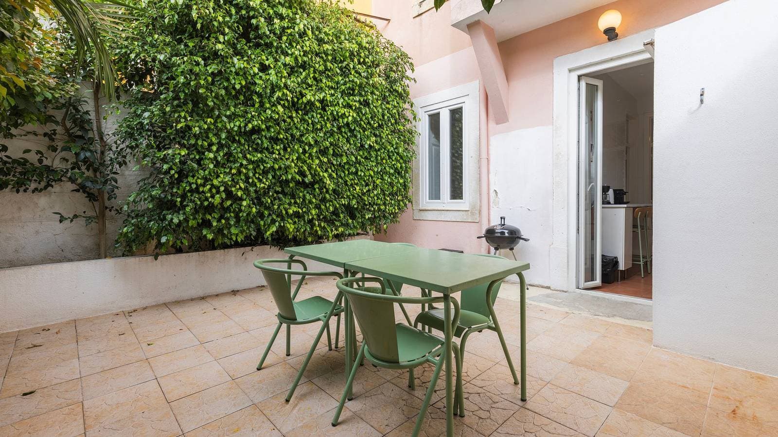 Foto 5 von 30: Private Terrace 2Bdr Apartment by LovelyStay