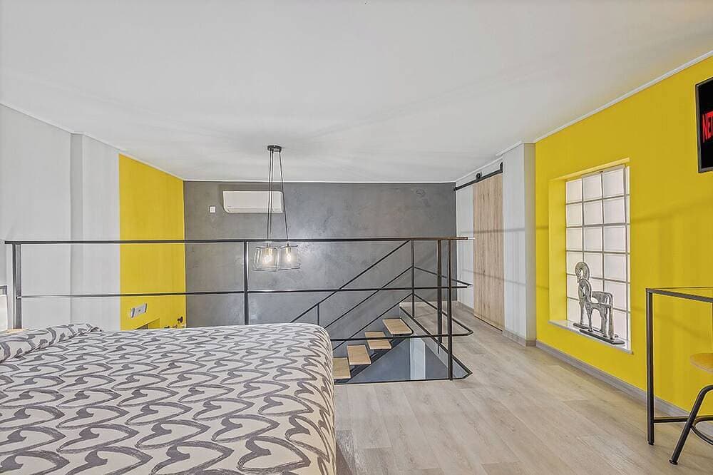Foto 4 von 23: Charming loft-style apartment just 60 m from Artemida’s long sandy beach!