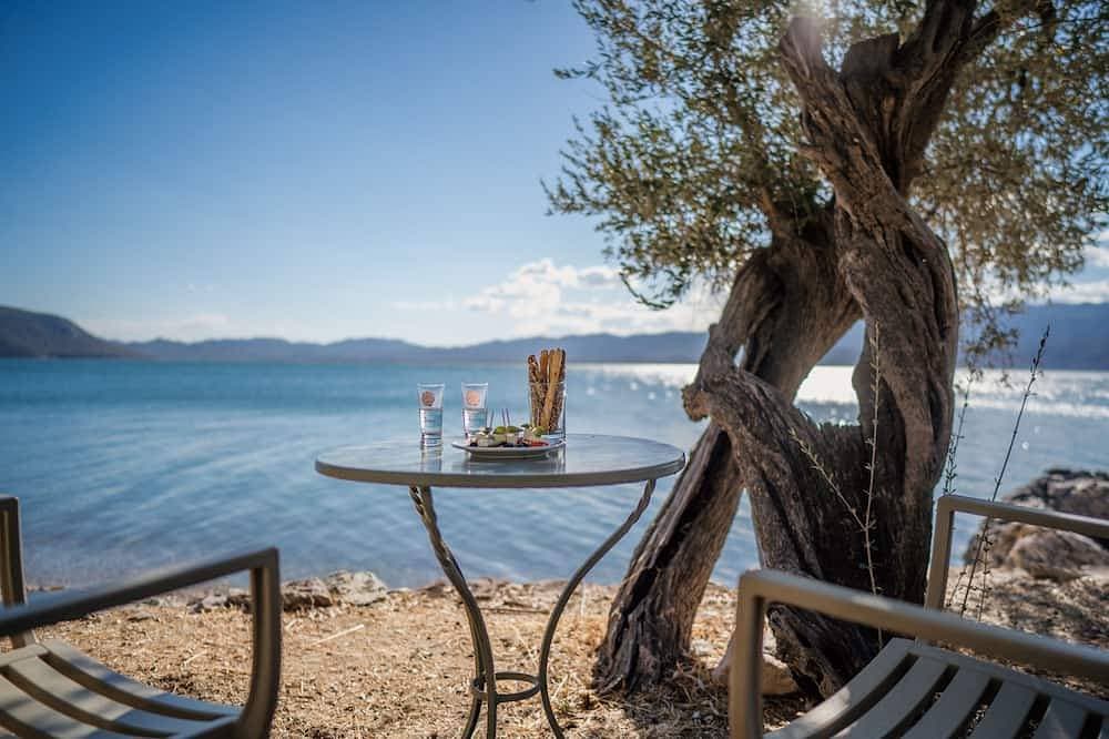 Luxuriöse Steinvilla in Olive Groove, direkt am Wasser 1