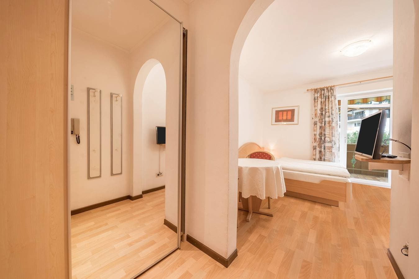 Foto 10 von 19: Ferienwohnung "Residenz Kronstein - 4" mit Balkon, Gemeinschaftsgarten und Bergblick
