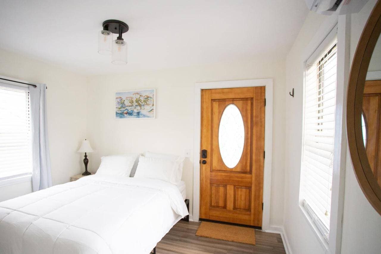 Cozy Studio - Blocks from the Ocean! 1